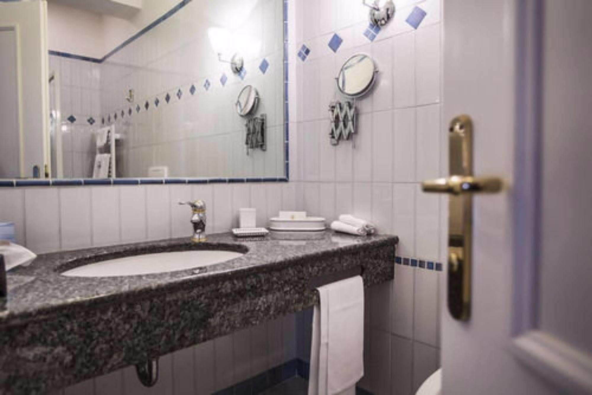 Hotel Regina Adelaide & 4*