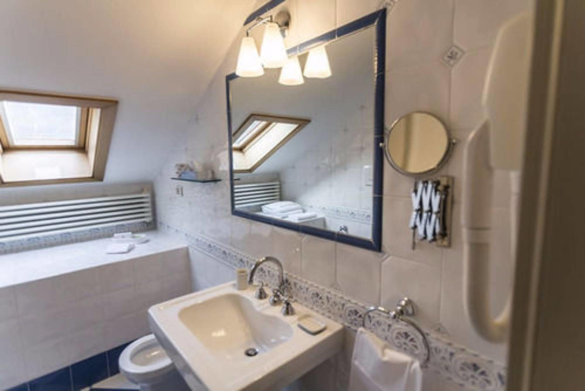 Regina Adelaide & 4* Garda (Verona)